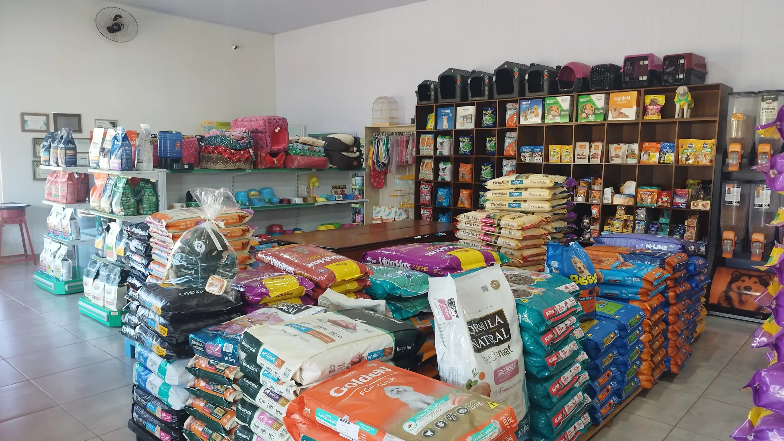 Variedade de rações e produtos no Pet Shop Acalanto